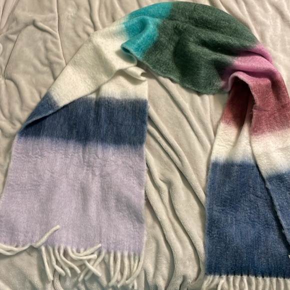 NWT multicolor Gap scarf with fringe - Picture 2 of 3